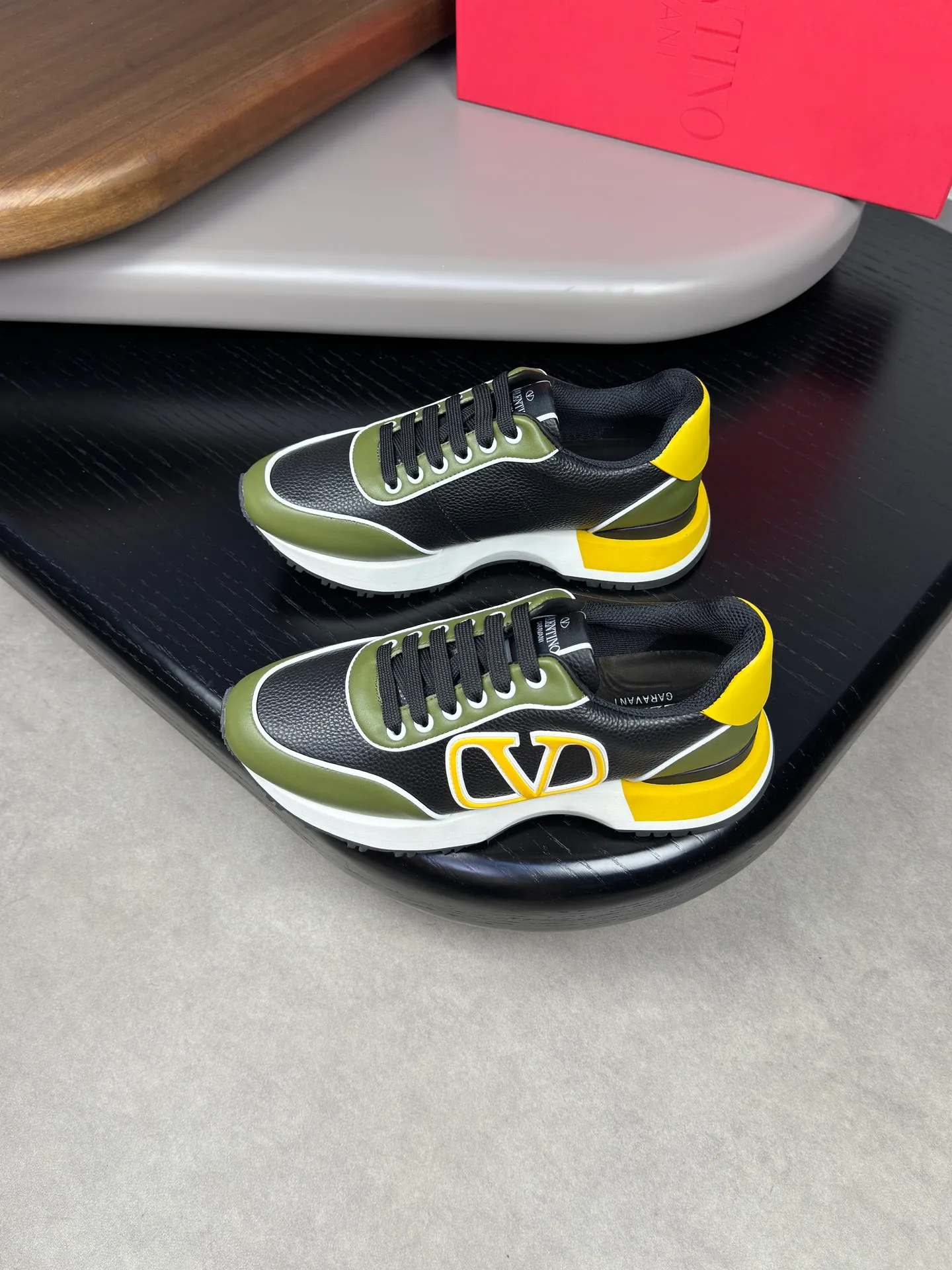 [VALENTINO] Valentino men's shoes 💰500💰 - High-end quality original order - Upper: 🔝 Nappa calf leather, tumbled calf leather, sewn brand plastic totem - Lining: brand mesh canvas, foot pad; water-dyed cow leather - Outsole: multi-color wear-resistant velvet·rubber; combined molded outsole -Super high quality control·Fine workmanship: highlighted (high-end·luxury·grade) -Size :38-44 (45 can be customized)·3300